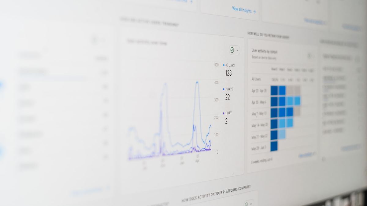 Pantalla mostrando gráficas y métricas de un reporte de marketing digital